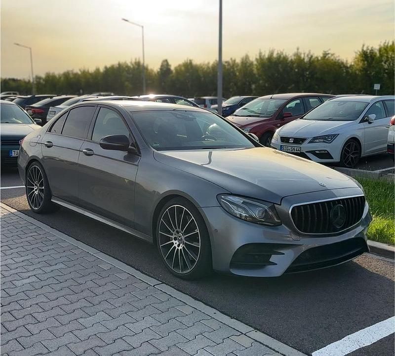 Grau Gebraucht 2019 Mercedes E350 AMG Limousine | 32.500 € (Fairer Preis) - Bild 1/4
