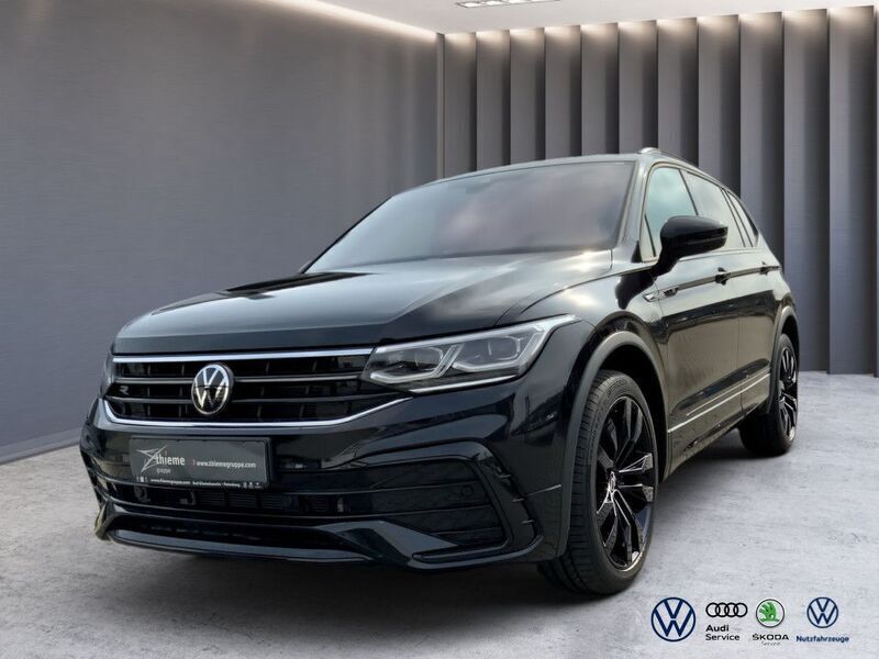 Schwarz / deep black (metallic) Gebraucht 2024 VW Tiguan Allspace R-line SUV | 44.280 € (Teuer) - Bild 1/4