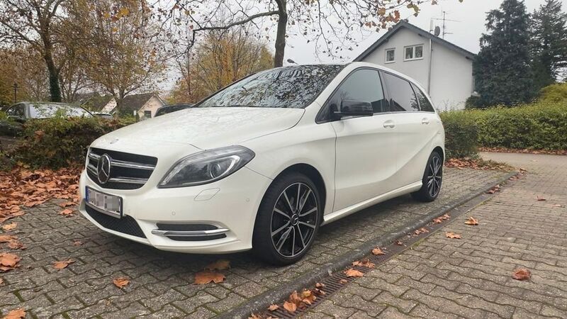Weiß Gebraucht 2013 Mercedes B180 Night Van / Kleinbus | 10.500 € (Guter Preis) - Bild 1/4