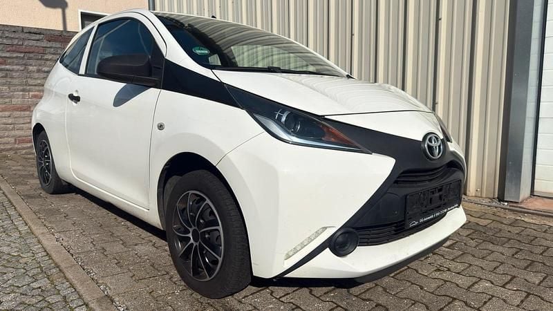 Gebraucht Toyota Aygo 69 PS (50 kW) 2015 Weiß Kleinwagen