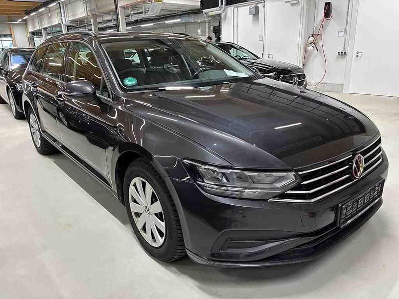 Gebraucht VW Passat Basis 122 PS (89 kW) 2023 Grau Kombi