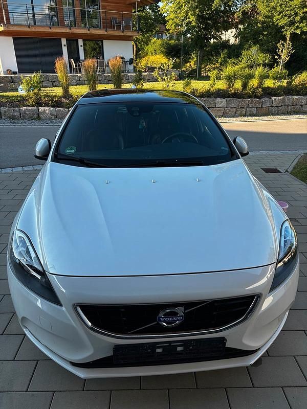 Weiß Gebraucht 2015 Volvo V40 Ocean Race Kombi | 8.000 € (Guter Preis) - Bild 1/4