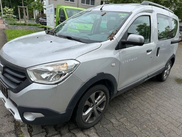 Grau Gebraucht 2016 Dacia Dokker Stepway Van | 3.990 € (Fairer Preis) - Bild 1/4