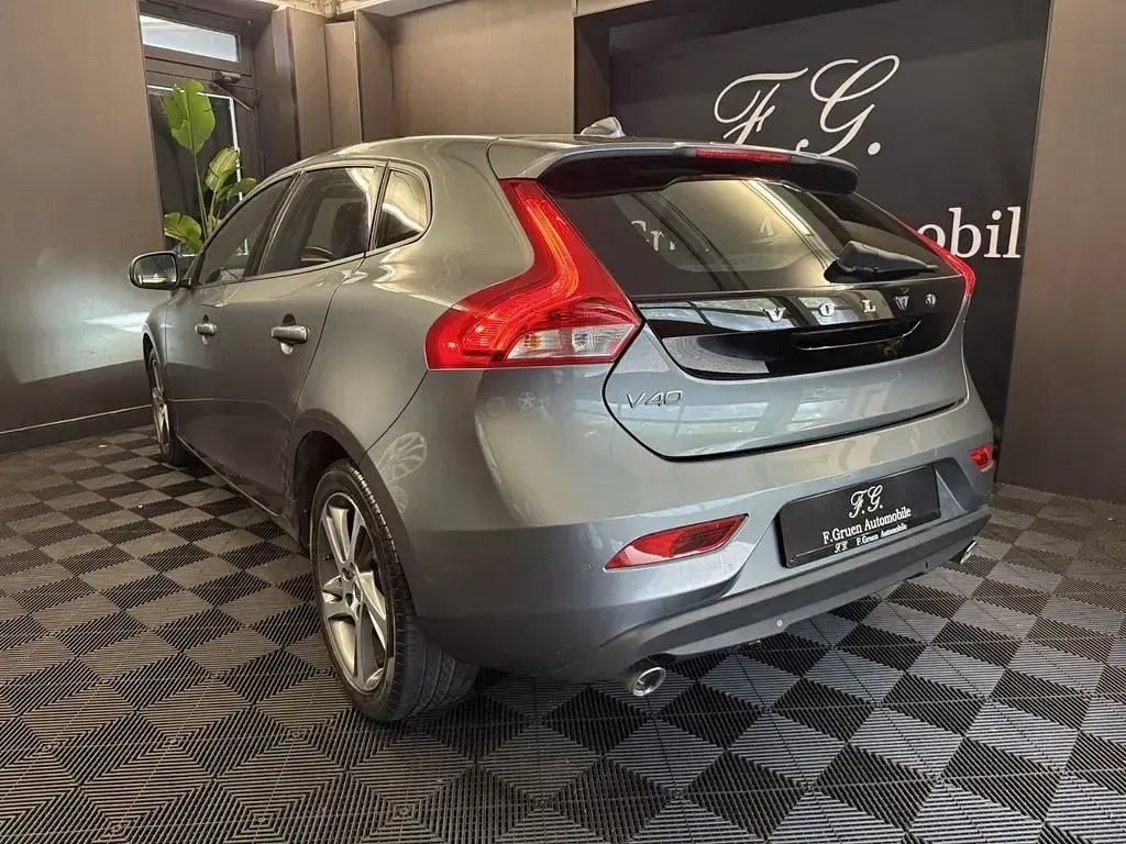 Gebraucht Volvo V40 Momentum 120 PS (88 kW) 2019 Grau Limousine