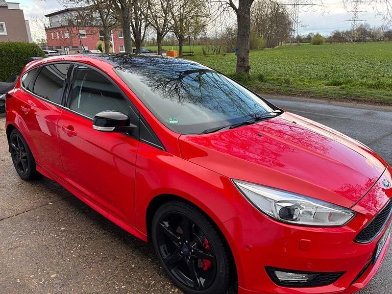 Gebraucht Ford Focus ST-Line 150 PS (110 kW) 2016 Rot Limousine