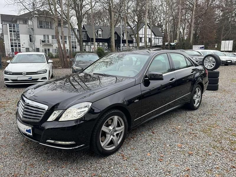 Obsidianschwarz metalliclack Gebraucht 2012 Mercedes E250 Limousine | 21.490 € - Bild 1/4