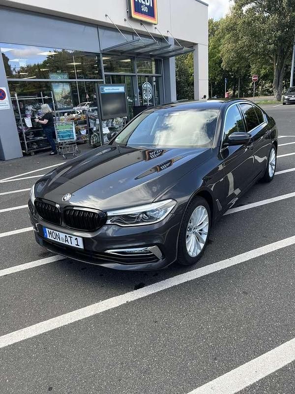 Grau Gebraucht 2017 BMW 520 Luxury Line Limousine | 25.100 € (Teuer) - Bild 1/4