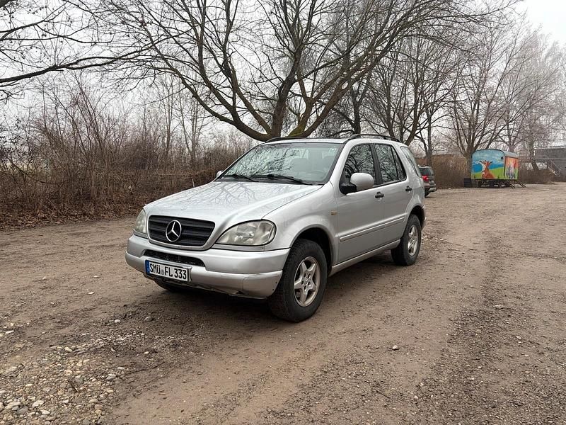 Silber Gebraucht 2000 Mercedes ML270 SUV | 3.900 € (Fairer Preis) - Bild 1/4