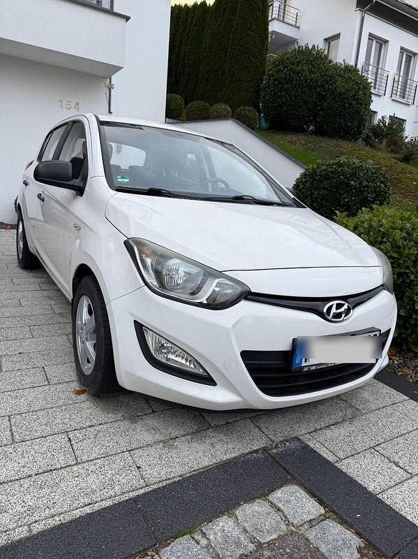 Weiß Gebraucht 2013 Hyundai i20 Classic Kleinwagen | 3.250 € (Fairer Preis) - Bild 1/4