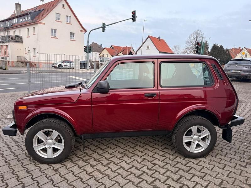 Gebraucht Lada niva 83 PS (61 kW) 2021 Rot SUV
