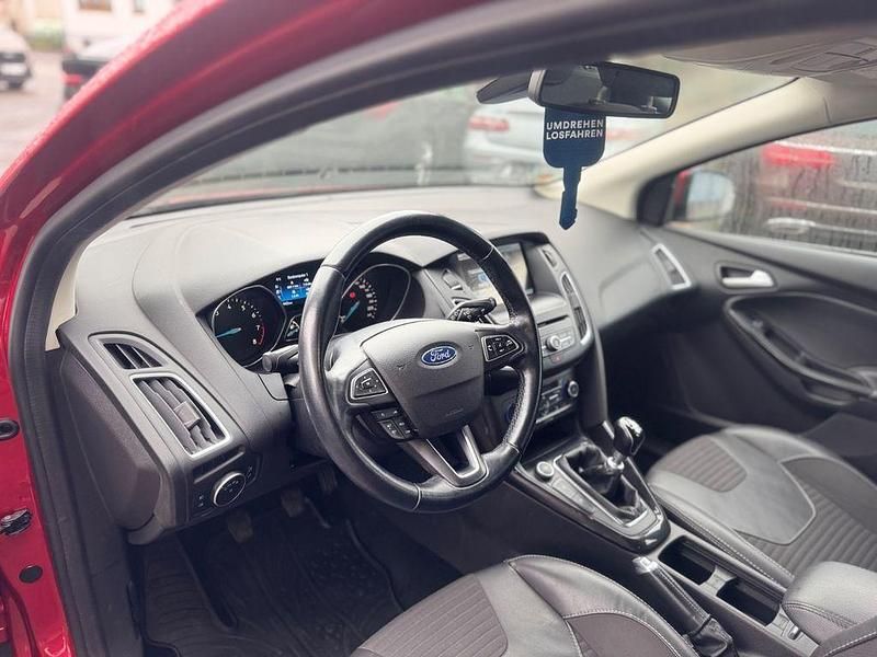 Gebraucht Ford Focus Titanium 182 PS (133 kW) 2015 Rot Limousine