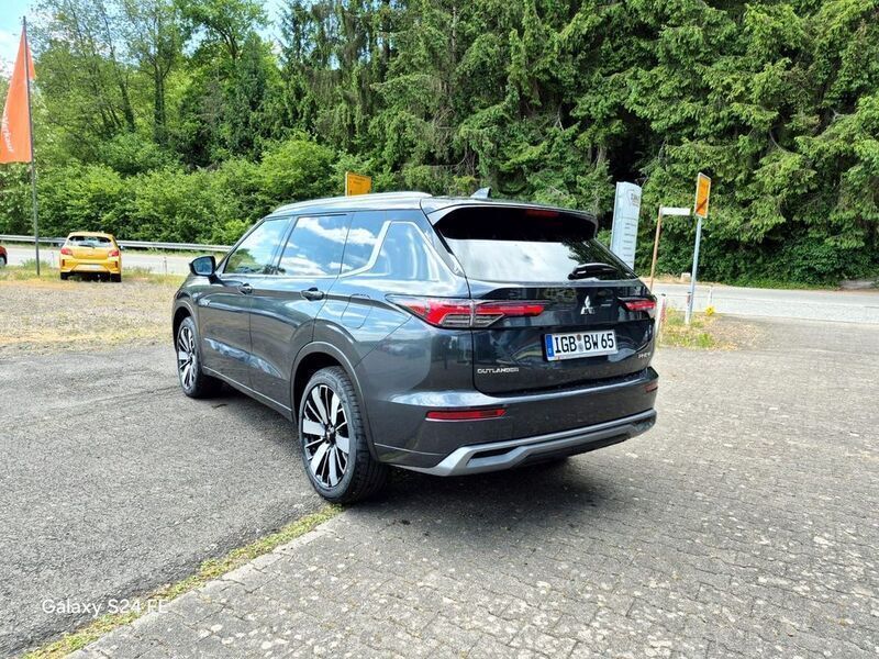 Neu Mitsubishi Outlander P-HEV Top 306 PS (225 kW) 2025 Schwarz SUV