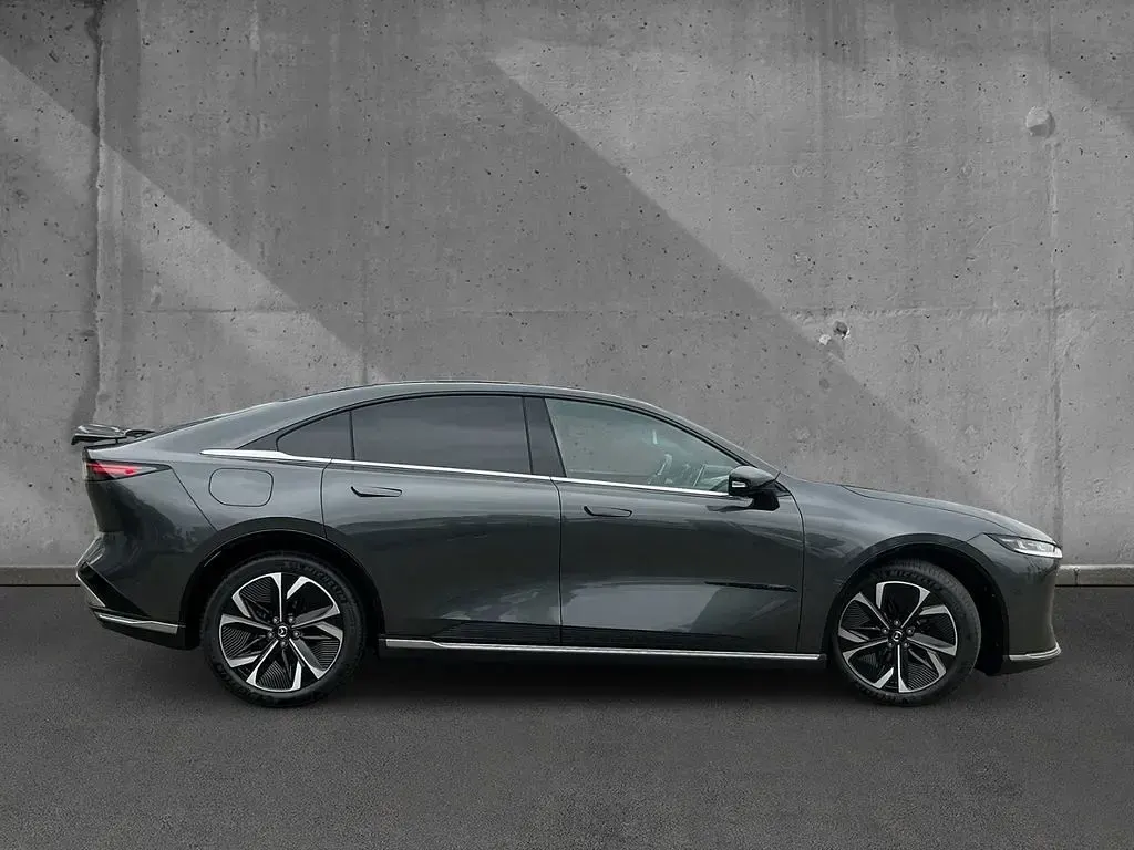 Neu Mazda 6e Takumi-Line 189 kW (258 PS) 2026 Grau Limousine