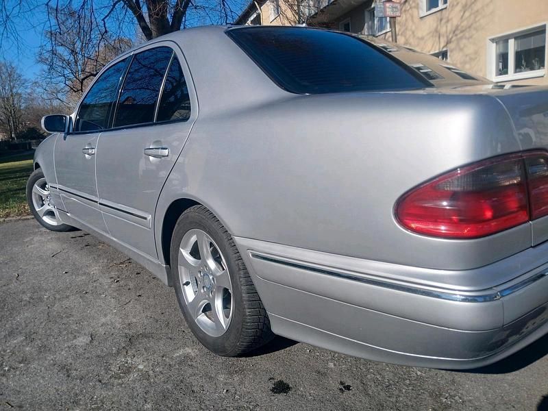 Second-hand Mercedes E270 170 CP (125 kW) 2001 Berlinǎ