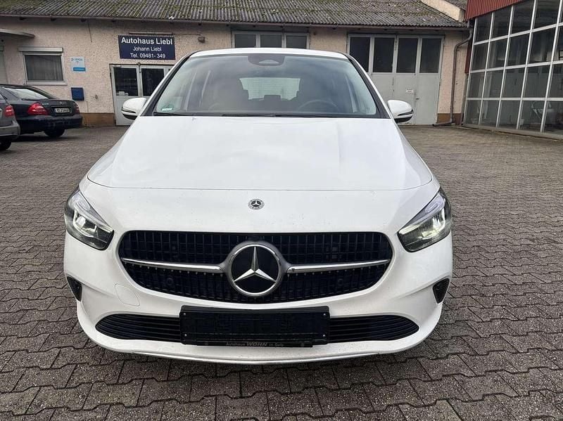 Gebraucht Mercedes B200 Advanced 163 PS (119 kW) 2024 Unilack polarweiß Van / Kleinbus