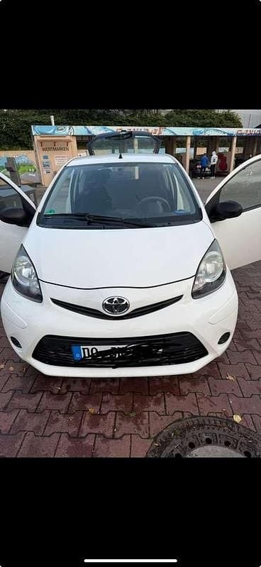 Gebraucht Toyota Aygo 68 PS (50 kW) 2013 Weiß Kleinwagen