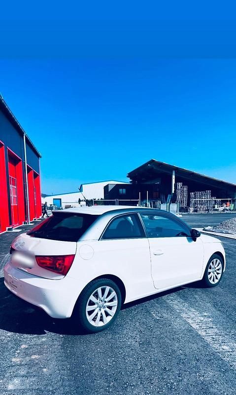 Gebraucht Audi A1 85 PS (62 kW) 2011 Weiß Kleinwagen