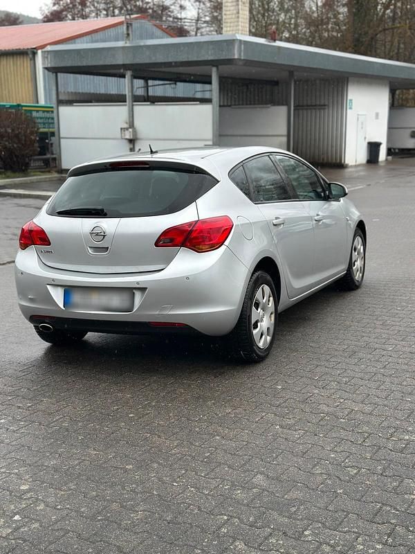 Gebraucht Opel Astra 165 PS (121 kW) 2011 Limousine