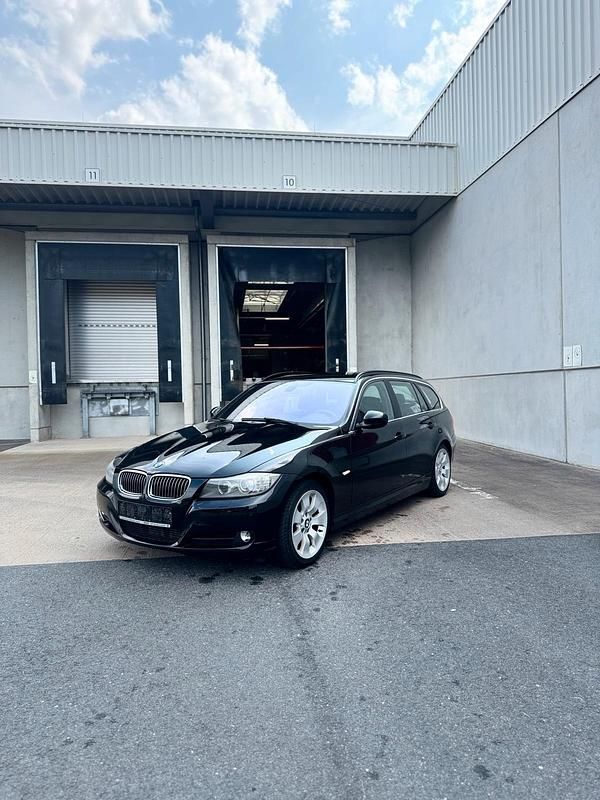 Schwarz Gebraucht 2010 BMW 330 Kombi | 5.900 € (Guter Preis) - Bild 1/4