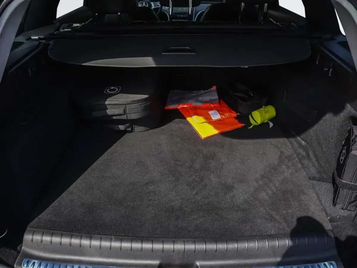 Gebraucht Mercedes C300e Avantgarde 313 PS (230 kW) 2024 Obsidianschwarz Kombi