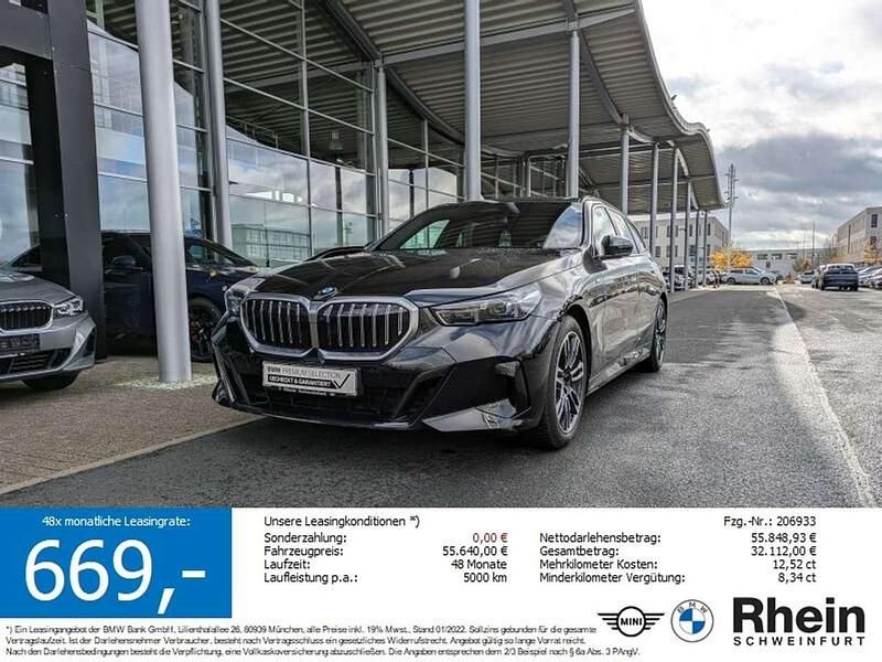 Sapphirschwarz metallic Gebraucht 2025 BMW 520 M Sport Kombi | 51.850 € (Guter Preis) - Bild 1/4