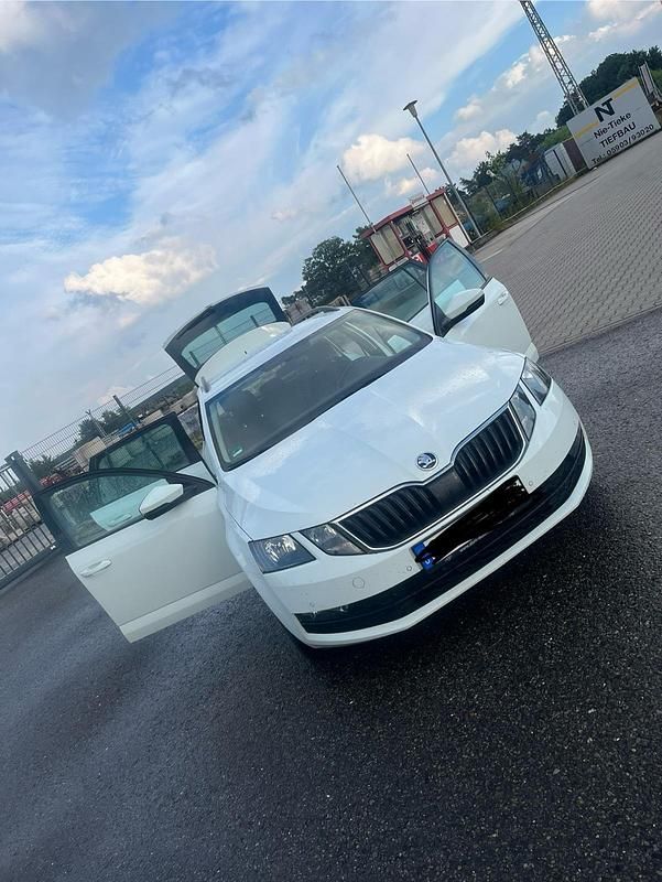 Weiß Gebraucht 2018 Skoda Octavia Clever Kombi | 9.200 € - Bild 1/4