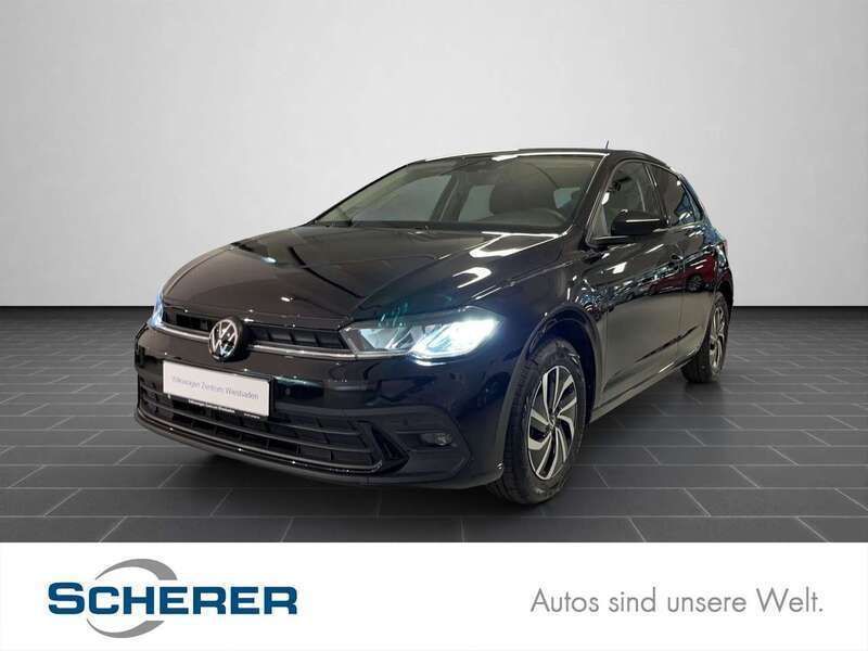 Deep black perleffekt (metallic) Gebraucht 2023 VW Polo Life Limousine | 21.300 € (Fairer Preis) - Bild 1/4