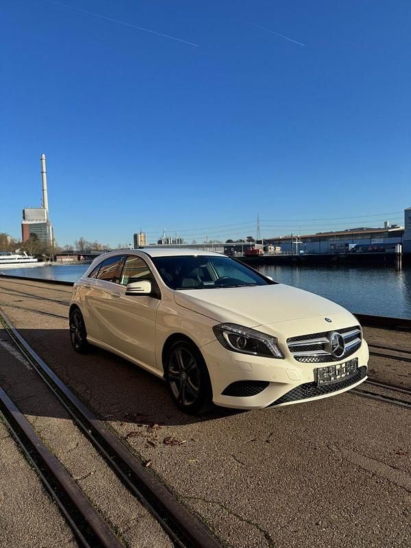 Gebraucht Mercedes A180 122 PS (89 kW) 2013 Weiß Kleinwagen