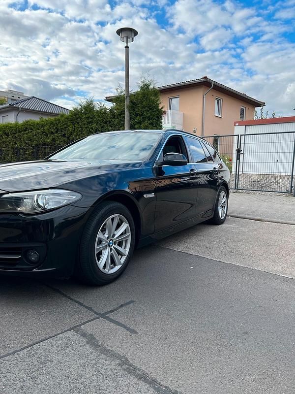 Schwarz Gebraucht 2015 BMW 520 Kombi | 9.800 € (Guter Preis) - Bild 1/4