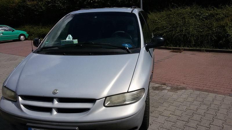 Silber Gebraucht 2000 Chrysler Voyager Van / Kleinbus | 2.900 € - Bild 1/4