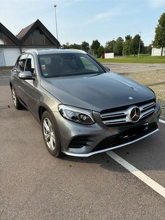 Grau Gebraucht 2016 Mercedes GLC250 AMG line SUV | 21.799 € (Guter Preis) - Bild 1/4