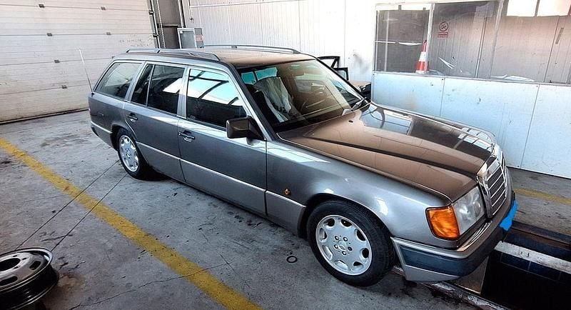Brugt Mercedes E230 132 HK (97 kW) 1990 Grå Sedan