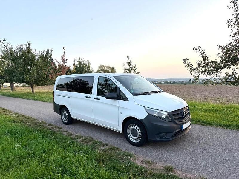 Weiß Gebraucht 2015 Mercedes Vito Van / Kleinbus | 17.999 € - Bild 1/4