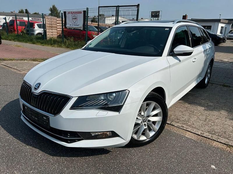 Weiß Gebraucht 2018 Skoda Superb Style Kombi | 15.850 € (Guter Preis) - Bild 1/4