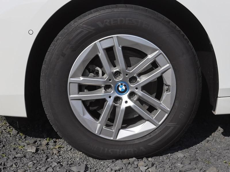 Gebraucht BMW 225 Active Tourer Luxury Line 245 PS (180 kW) 2022 Weiß Van / Kleinbus