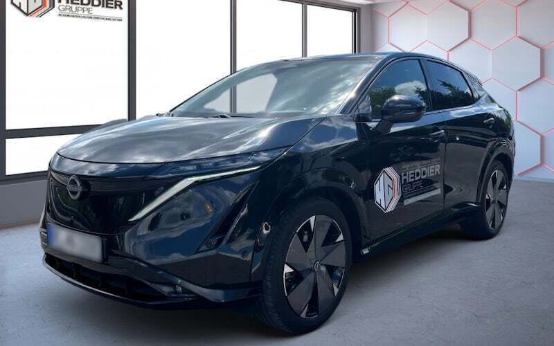 Black metallic Gebraucht 2024 Nissan Ariya Evolve SUV | 49.990 € (Teuer) - Bild 1/4