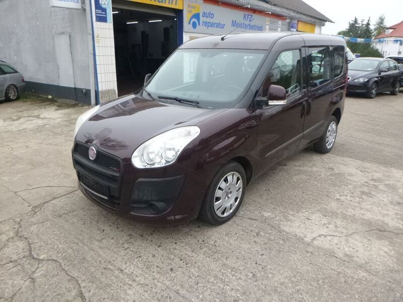 Rot Gebraucht 2011 Fiat Doblò Dynamic Van / Kleinbus | 5.995 € (Guter Preis) - Bild 1/4