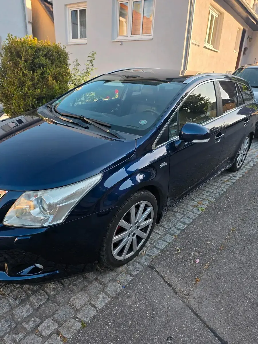 Gebraucht Toyota Avensis Executive 150 PS (110 kW) 2011 Blau Kombi