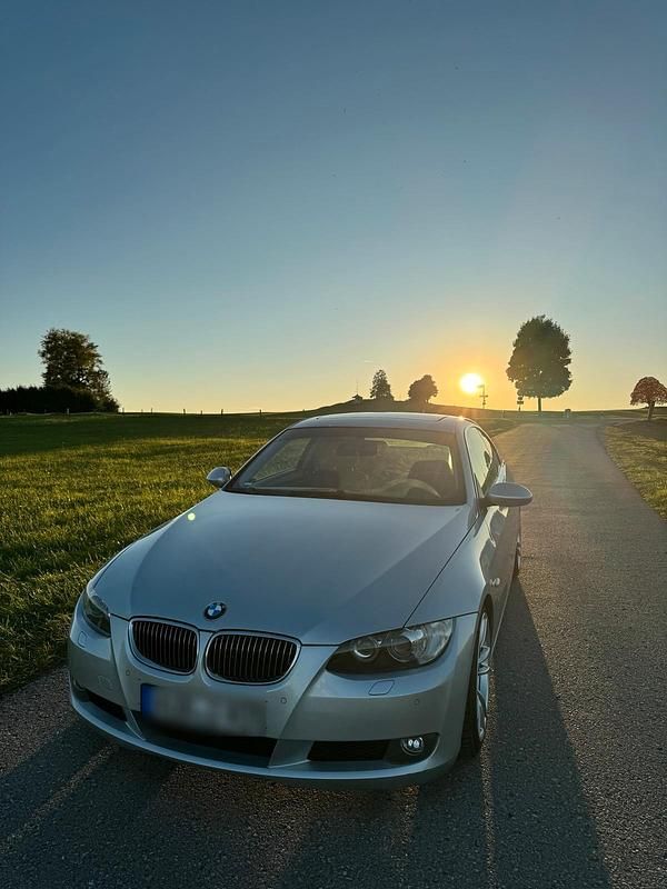 Silber Gebraucht 2006 BMW 325 Coupé | 12.490 € - Bild 1/4