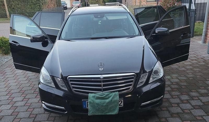 Gebraucht Mercedes E220 Avantgarde 170 PS (125 kW) 2012 Schwarz Limousine