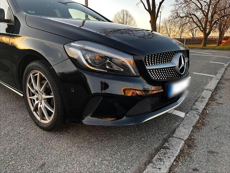 Gebraucht Mercedes A180 109 PS (80 kW) 2016 Schwarz Limousine