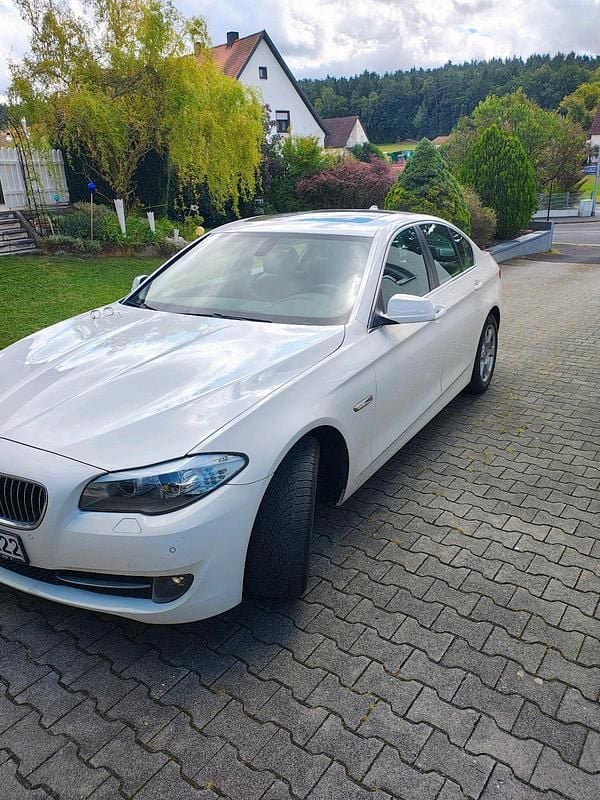 Weiß Gebraucht 2010 BMW 523 Limousine | 9.100 € - Bild 1/4