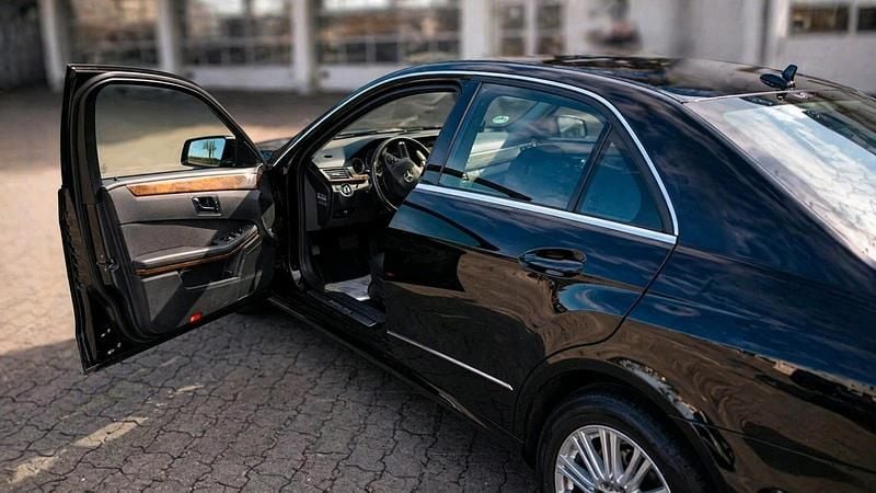 Second-hand Mercedes E250 204 CP (150 kW) 2010 Negru Berlinǎ