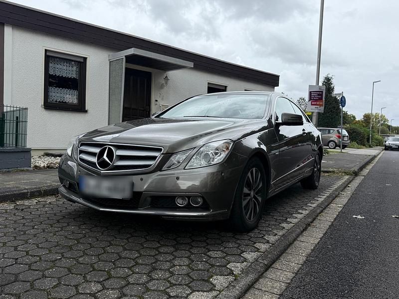 Grau Gebraucht 2010 Mercedes E200 Coupé | 7.500 € (Guter Preis) - Bild 1/4