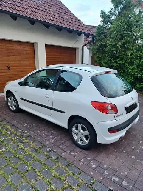 Używany Peugeot 206 60 KM (44 kW) 2011 Biały Hatchback