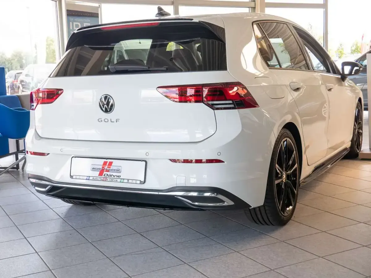 Gebraucht VW Golf VIII Active 150 PS (110 kW) 2022 Weiß Limousine