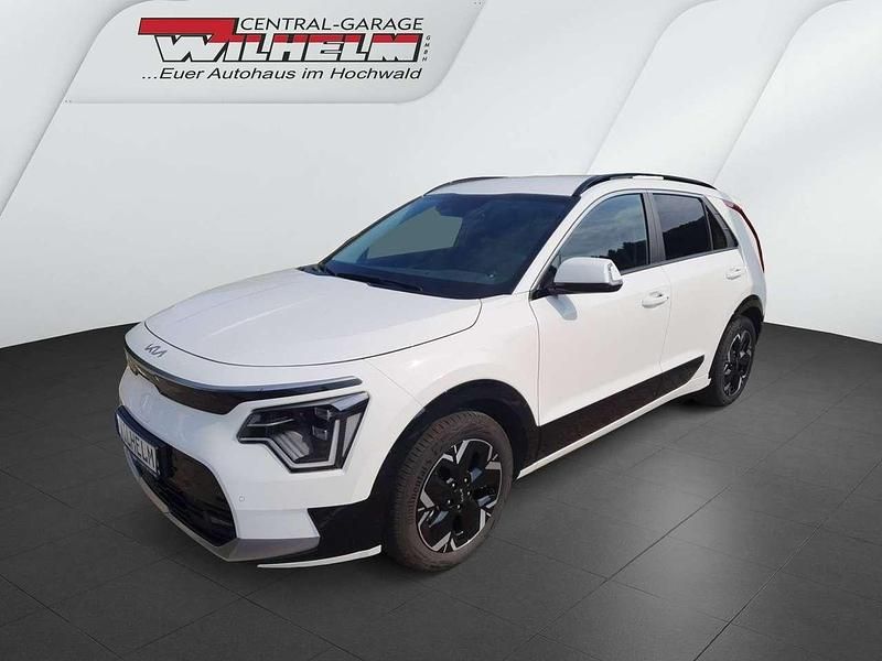 Schneeweiß (ud) Gebraucht 2023 Kia e-Niro Inspiration SUV | 29.777 € (Fairer Preis) - Bild 1/4