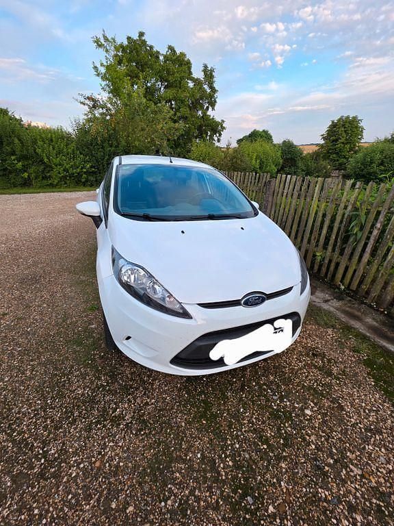 Weiß Gebraucht 2010 Ford Fiesta Trend Kleinwagen | 2.799 € (Fairer Preis) - Bild 1/4