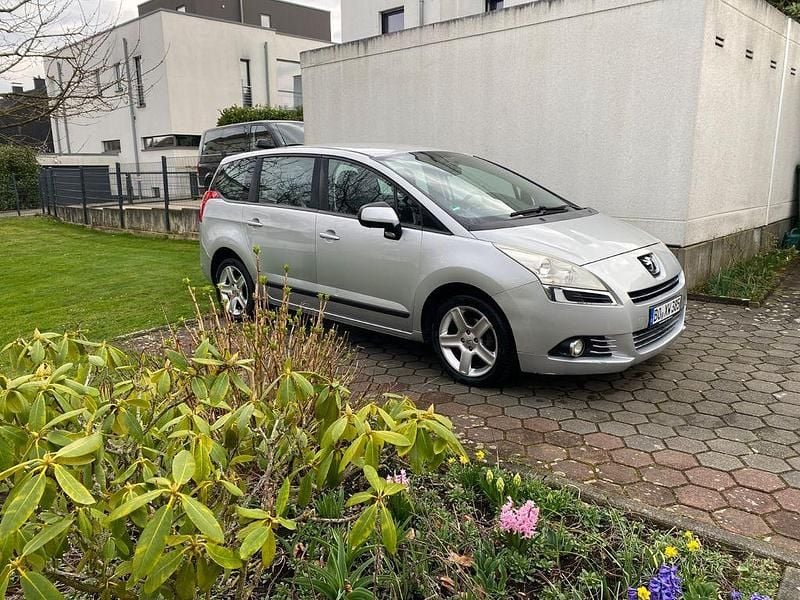 Silber Gebraucht 2011 Peugeot 5008 Van / Kleinbus | 5.999 € (Etwas zu teuer) - Bild 1/4