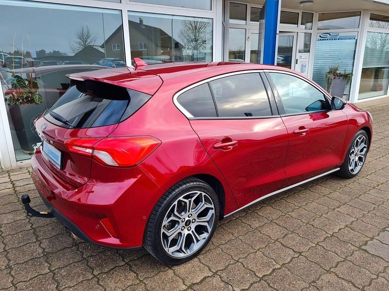Używany Ford Focus Titanium 150 KM (110 kW) 2018 Czerwony Sedan/Limuzyna